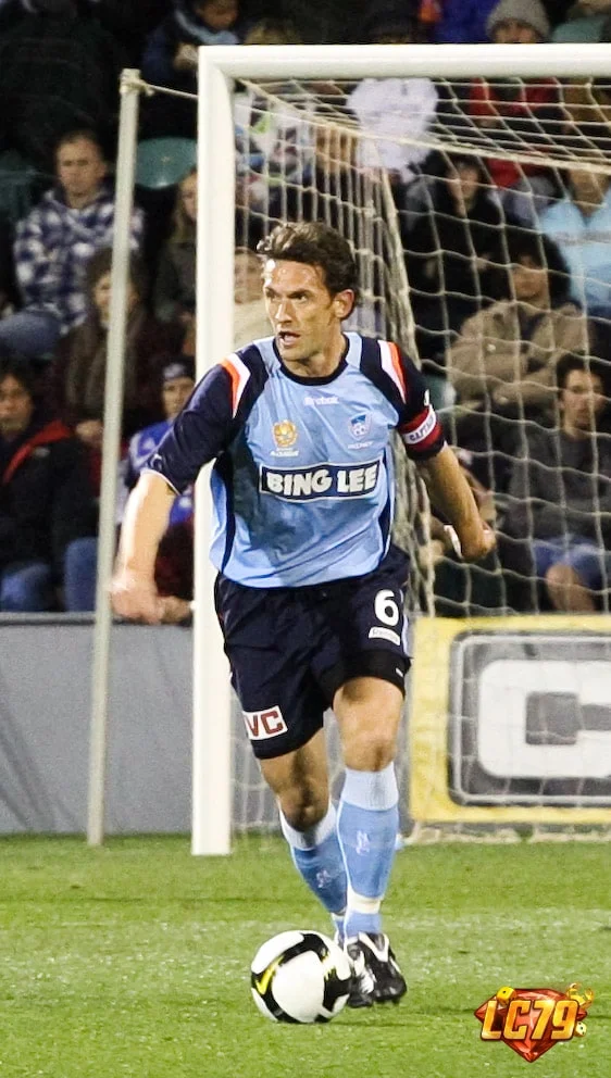 Tony Popovic, HLV Australia, ảnh Wikimedia Commons đã đóng watermark LC79