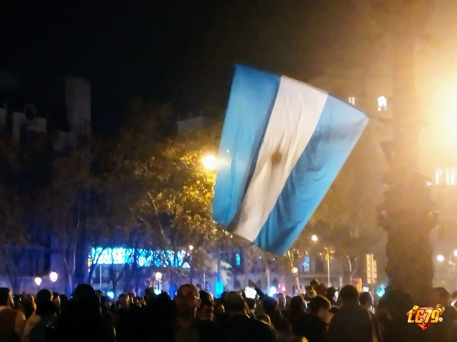 Cổ động viên Argentina ăn mừng tại Barcelona trước chung kết World Cup 2026 gặp Spain