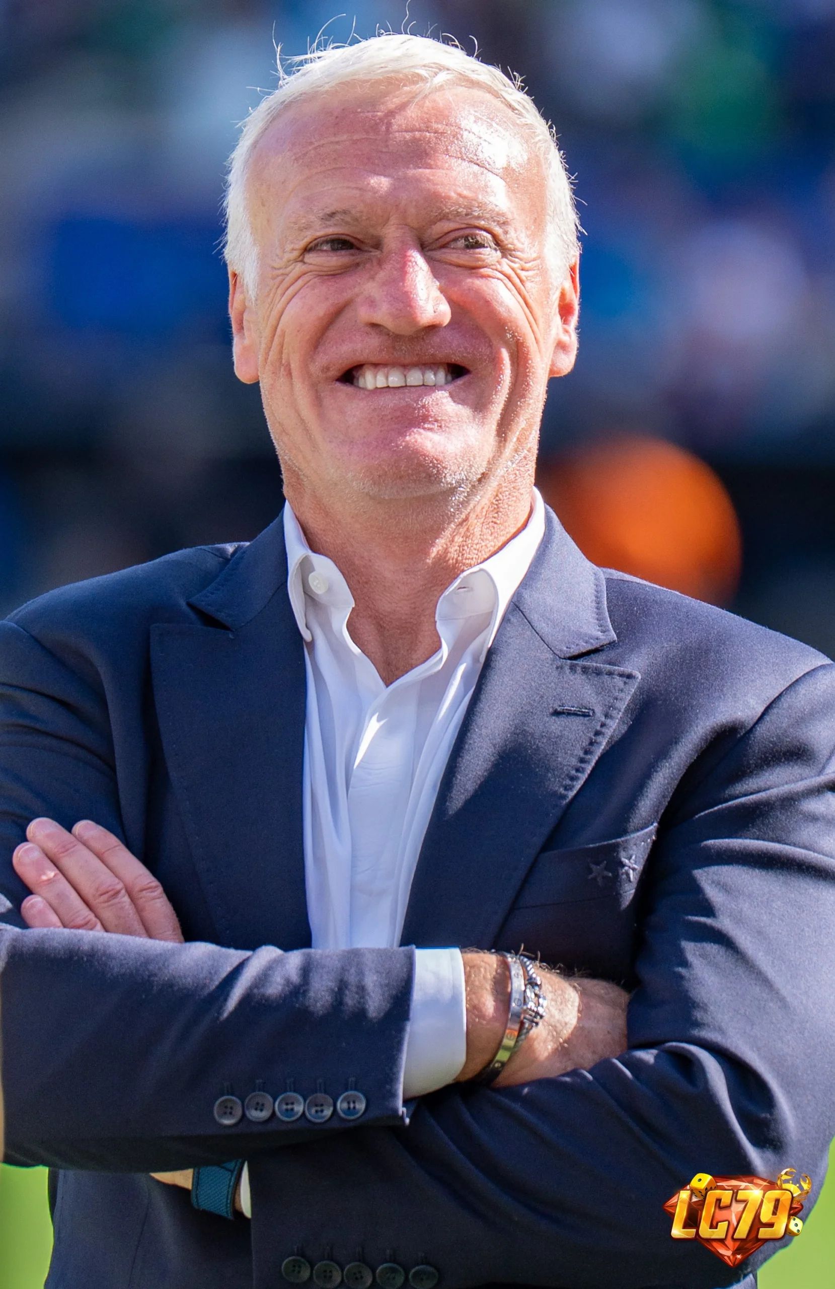 Didier Deschamps trong khu kỹ thuật tuyển France