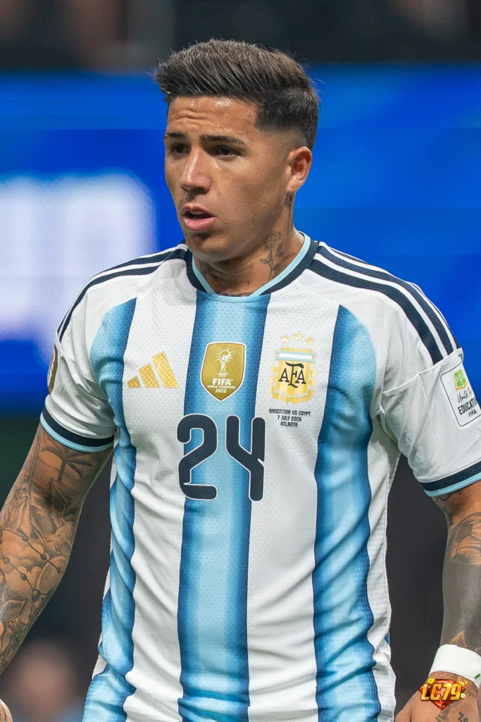 Enzo Fernández của Argentina, ảnh Wikimedia Commons đã đóng watermark LC79