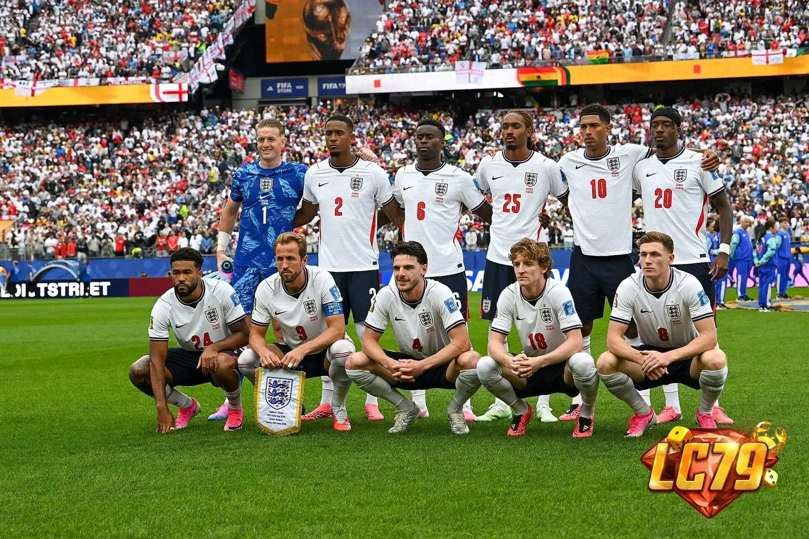 Ezri Konsa trong màu áo England, người nâng tỷ số 2-0 trước France ở trận tranh hạng ba World Cup 2026