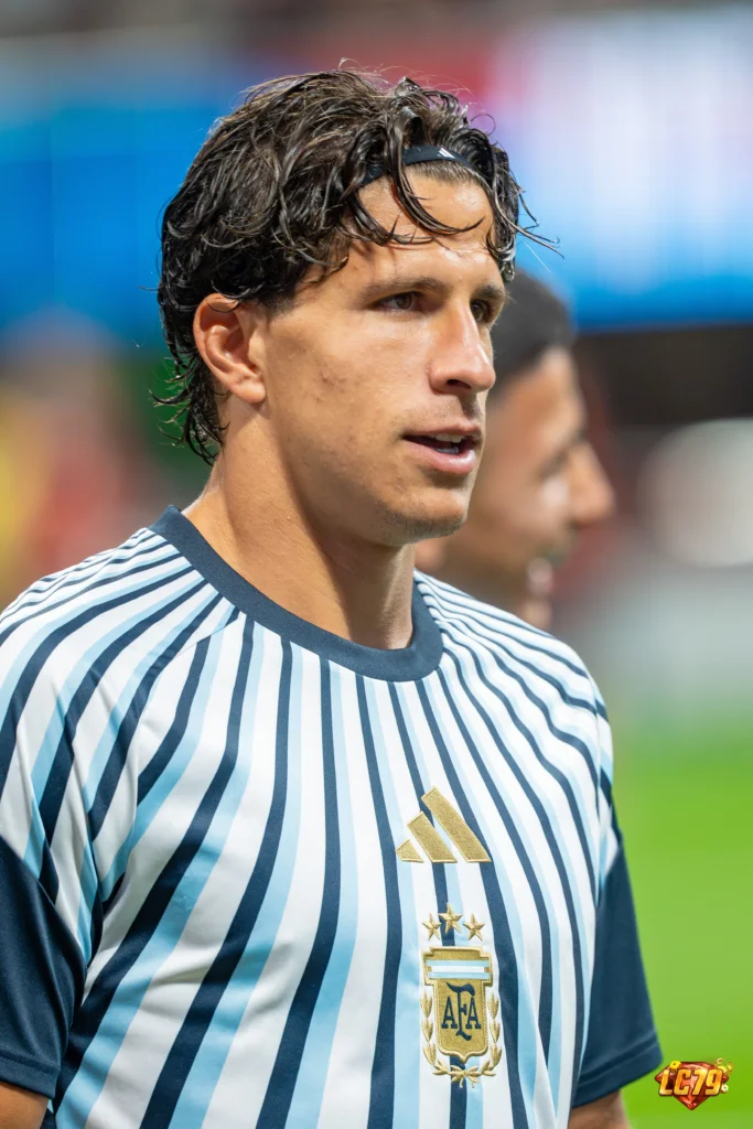Giuliano Simeone trong màu áo Argentina, ảnh Wikimedia Commons đã đóng watermark LC79