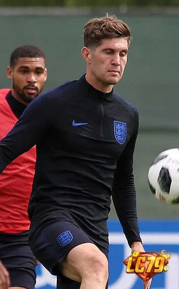 John Stones trong màu áo England, ảnh Wikimedia Commons đã đóng watermark LC79