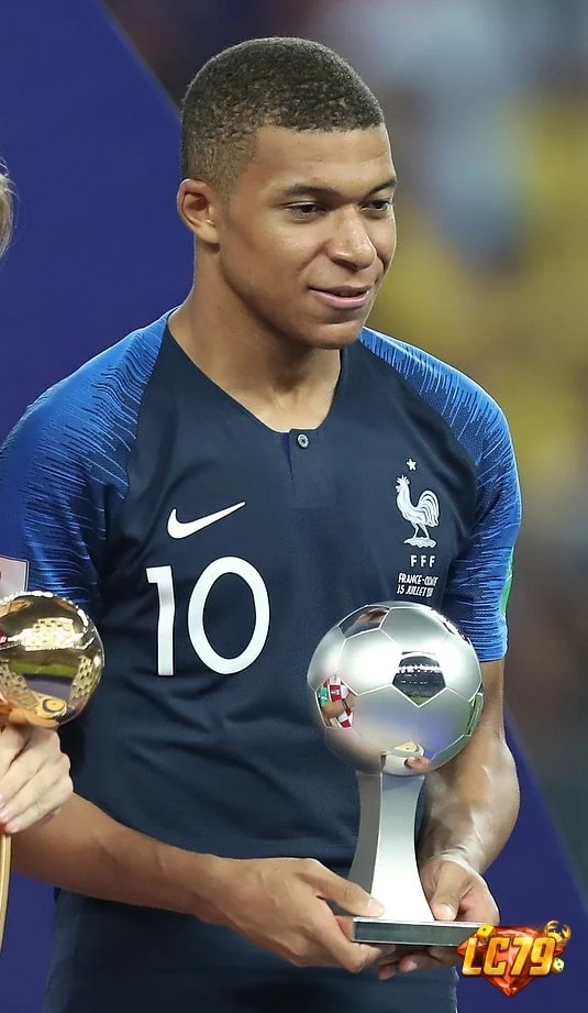 Kylian Mbappé trong màu áo France, ảnh Wikimedia Commons đã đóng watermark LC79