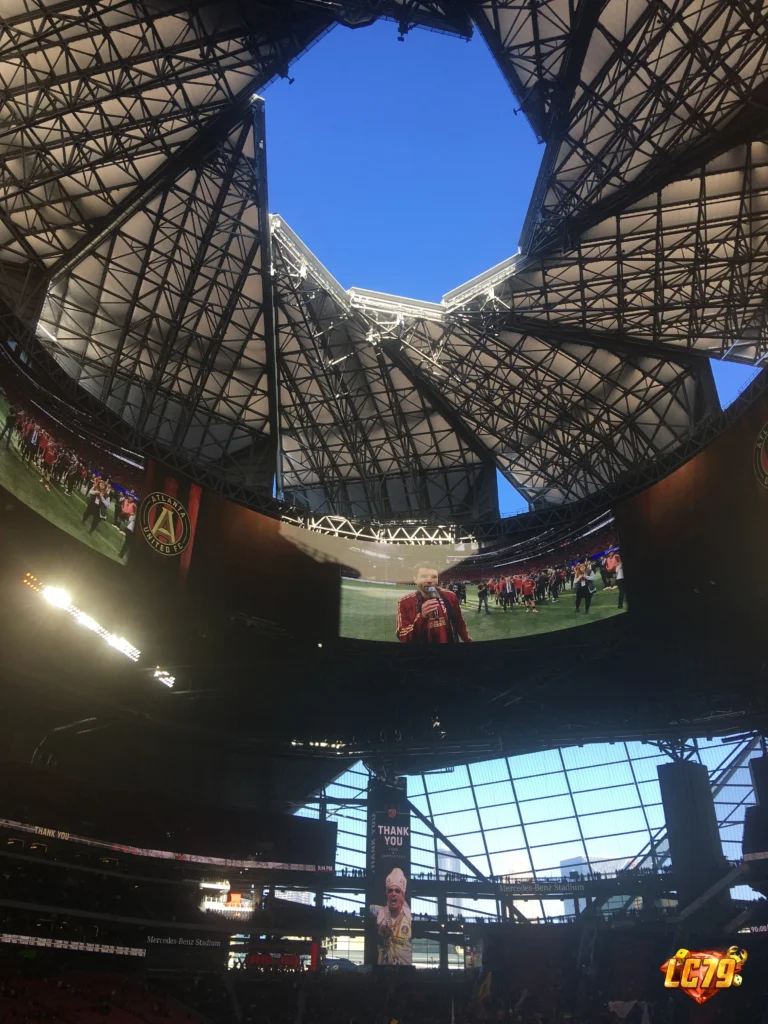 Mái vòm Mercedes-Benz Stadium tại Atlanta, ảnh có watermark LC79