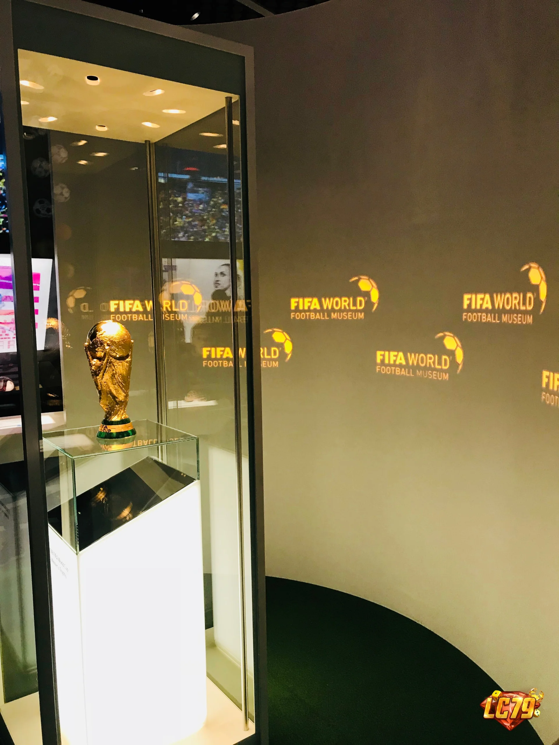 Cúp World Cup tại bảo tàng FIFA, ảnh đã gắn watermark LC79