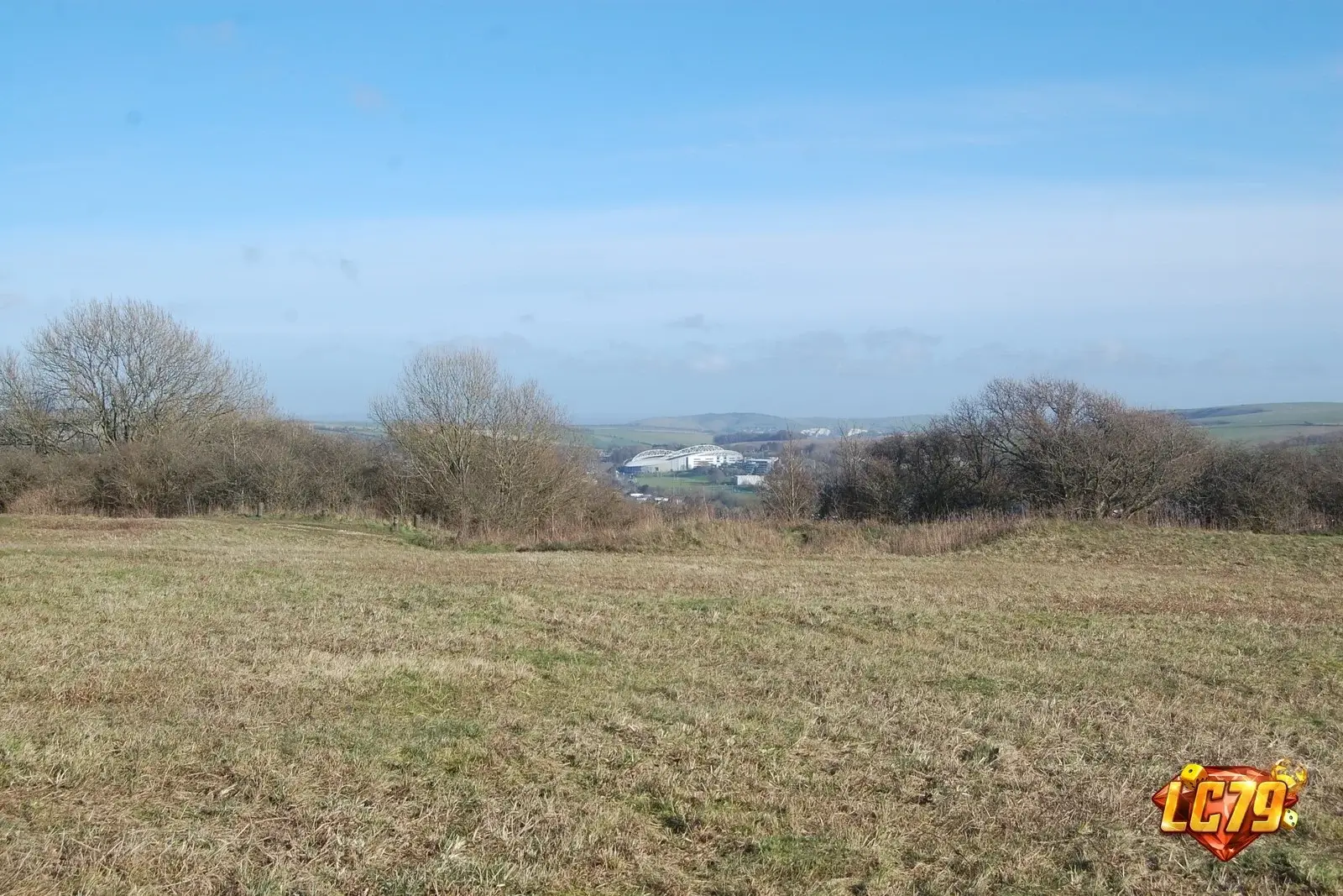 Amex Stadium của Brighton, ảnh Wikimedia Commons đã đóng watermark LC79