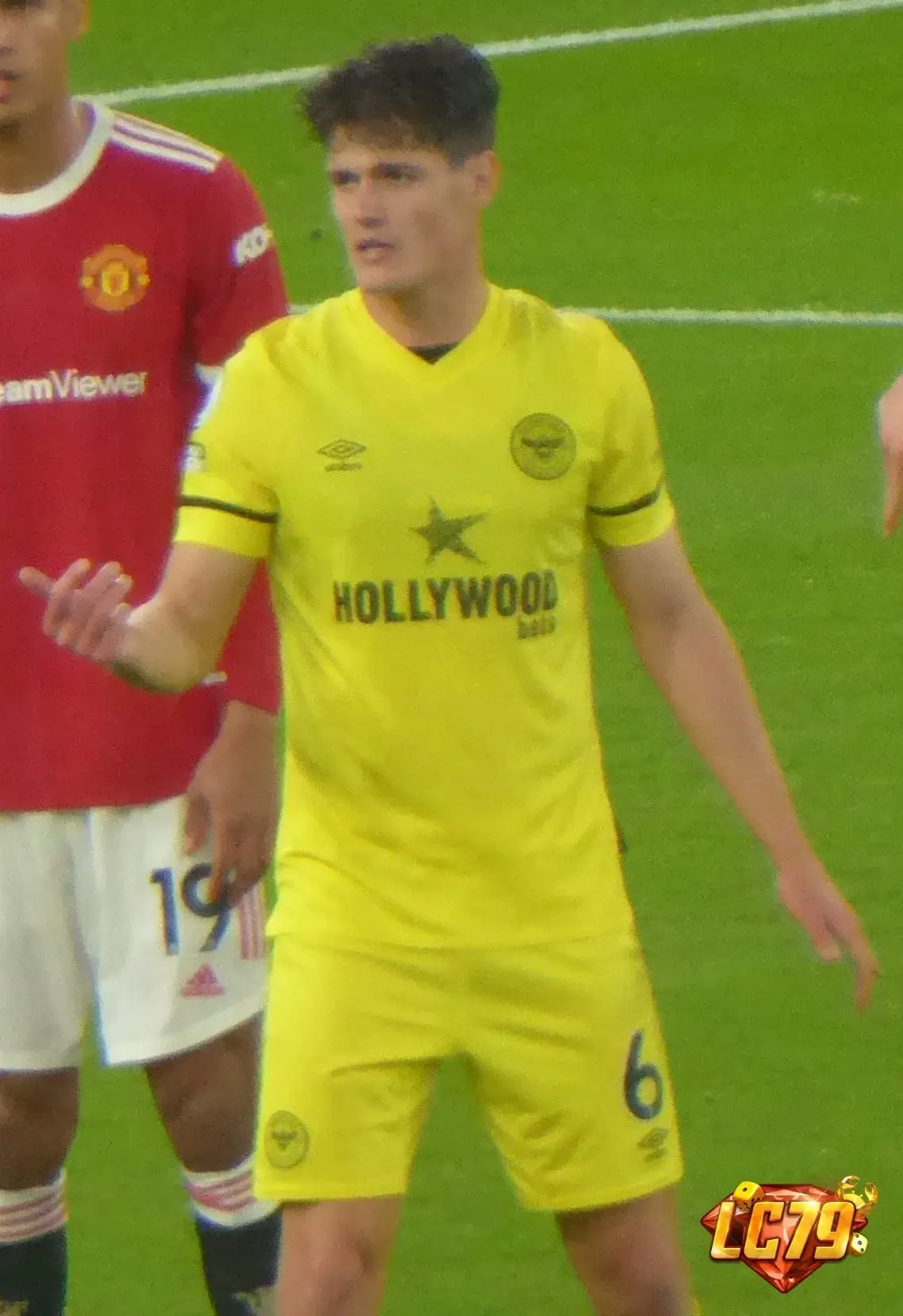 Christian Nørgaard trong màu áo Brentford, ảnh Wikimedia Commons đã đóng watermark LC79
