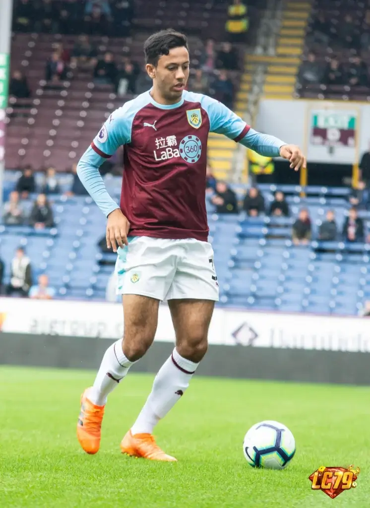 Dwight McNeil trong màu áo Burnley, ảnh Wikimedia Commons đã đóng watermark LC79