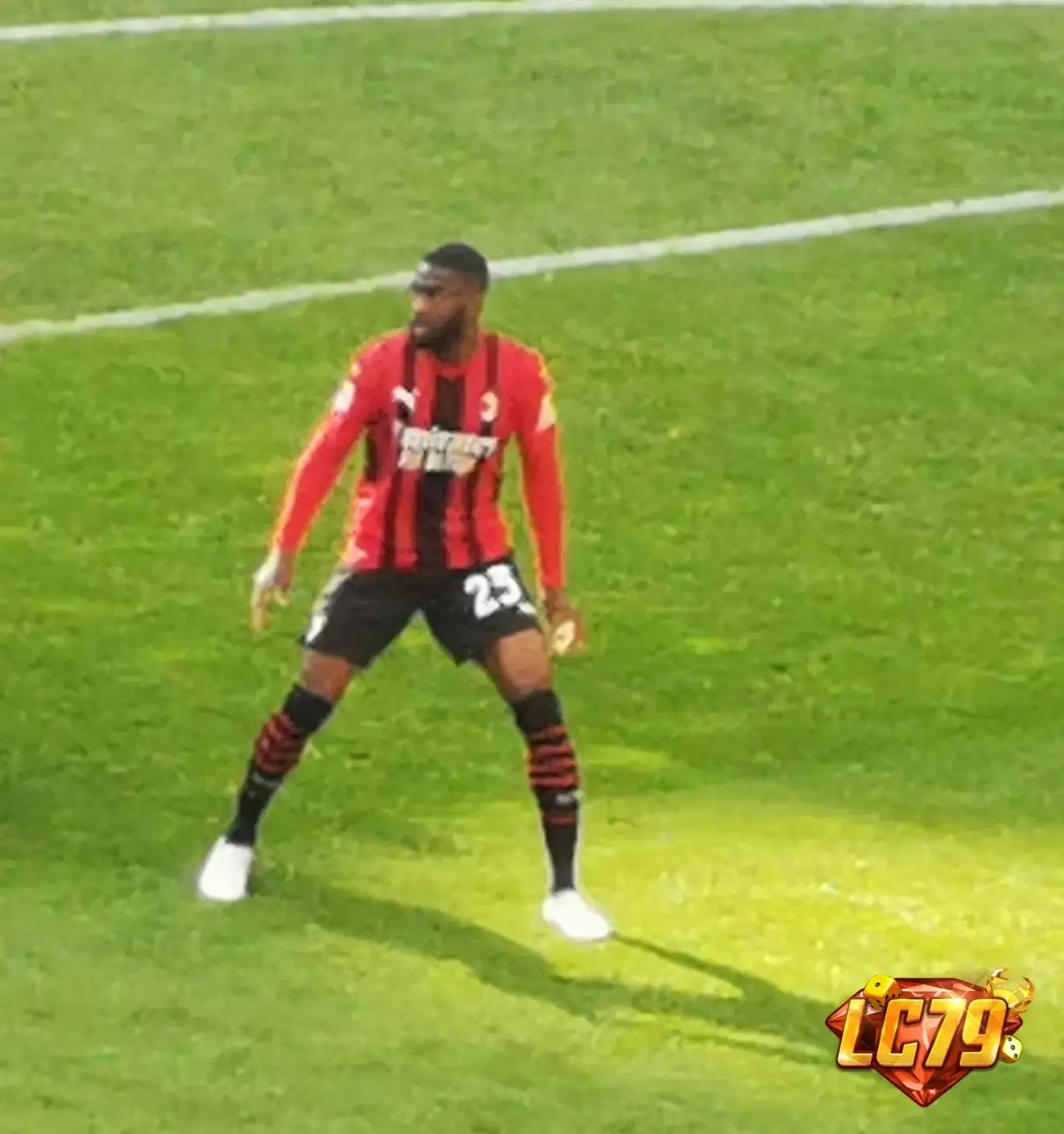 Fikayo Tomori trong màu áo AC Milan, ảnh Wikimedia Commons đã đóng watermark LC79