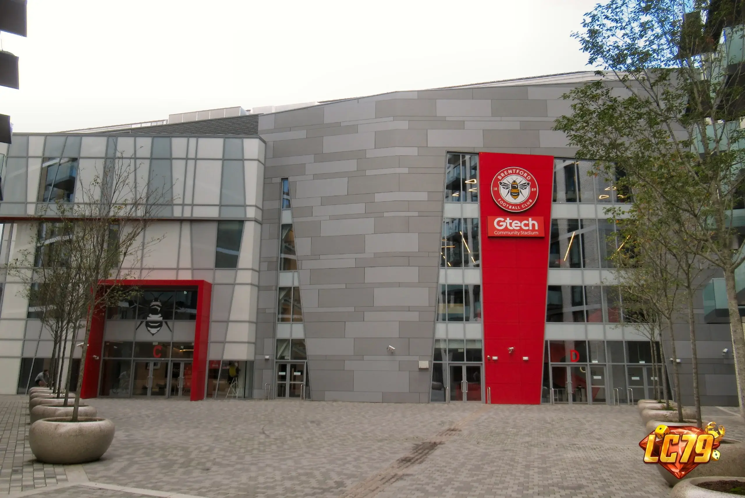 Gtech Community Stadium của Brentford, ảnh Wikimedia Commons đã đóng watermark LC79