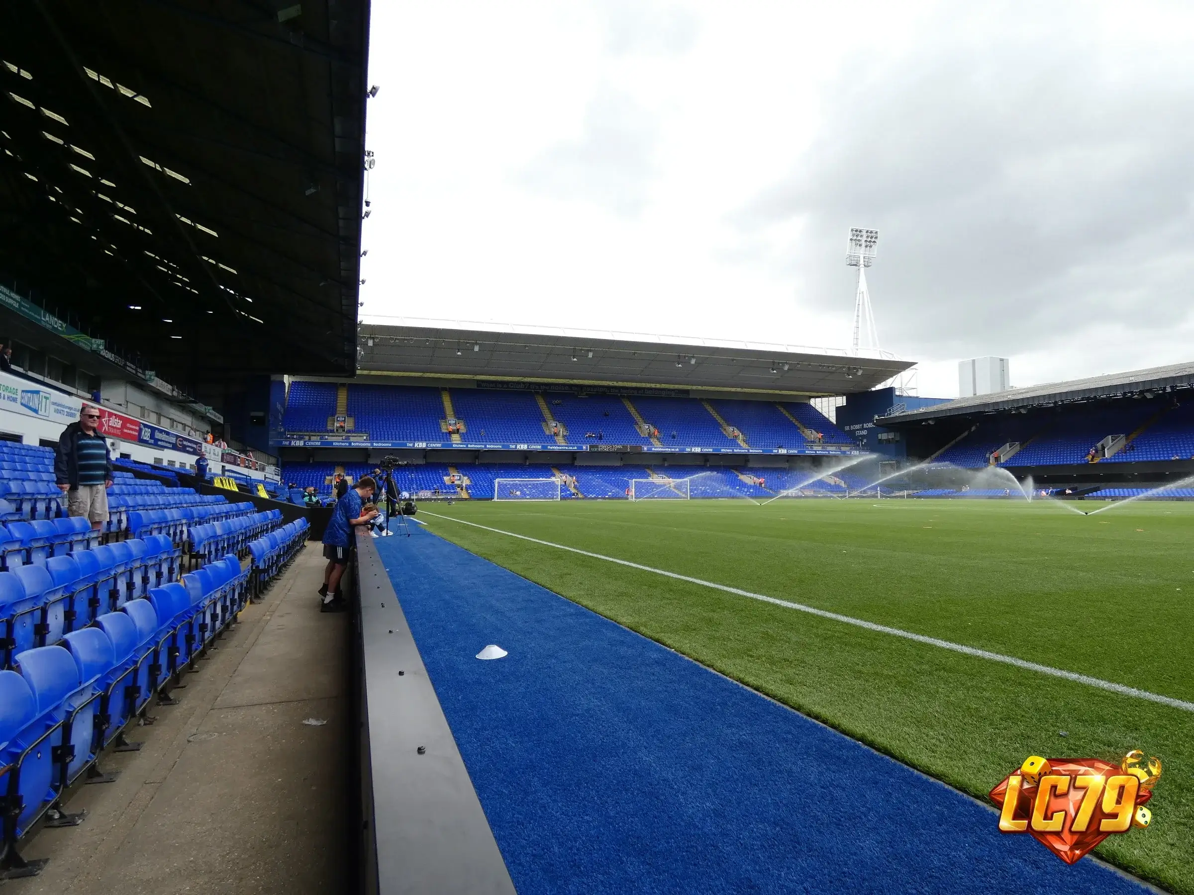Portman Road, sân nhà Ipswich Town, ảnh Wikimedia Commons đã đóng watermark LC79