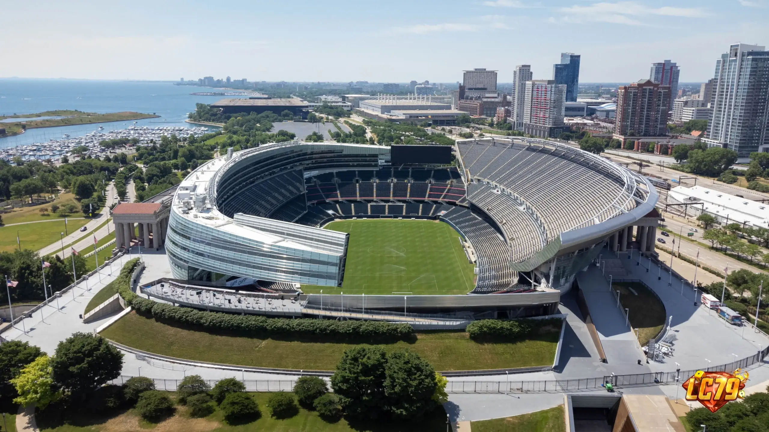 Soldier Field trong bài phân tích Liverpool 2-4 Leeds