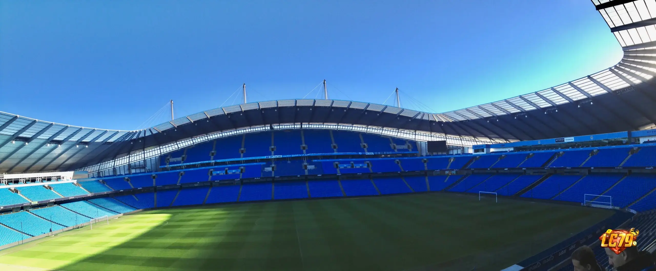Sân Etihad trước trận Manchester City, ảnh Wikimedia Commons đã watermark LC79