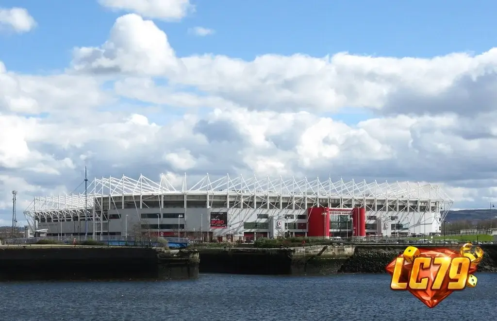Riverside Stadium, sân nhà Middlesbrough, ảnh Wikimedia Commons đã đóng watermark LC79
