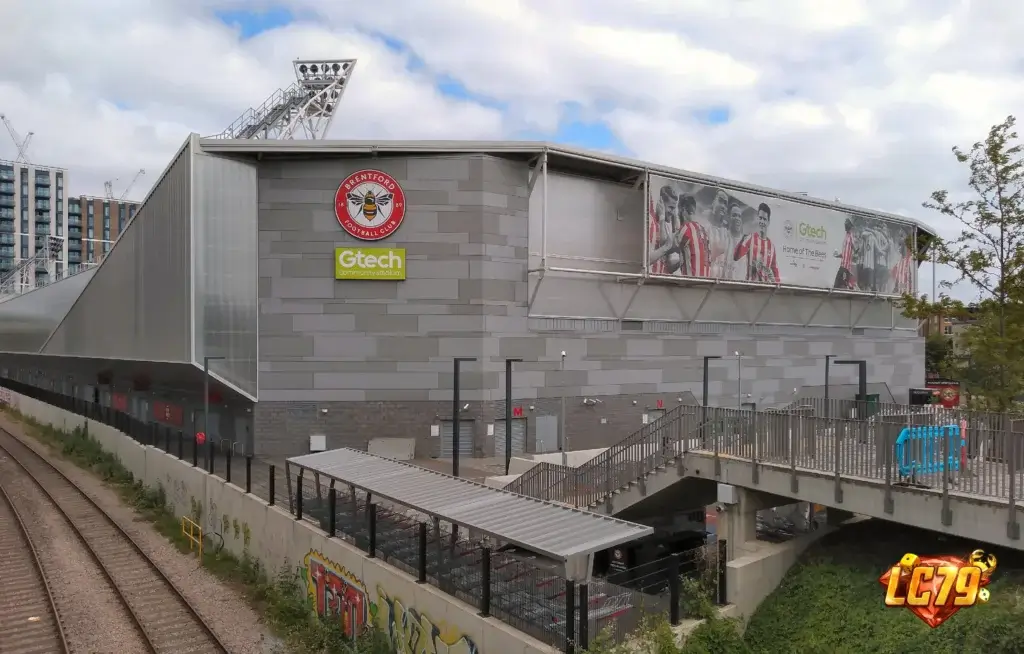 Gtech Community Stadium truoc tran Brentford vs Sunderland 5-9-2026