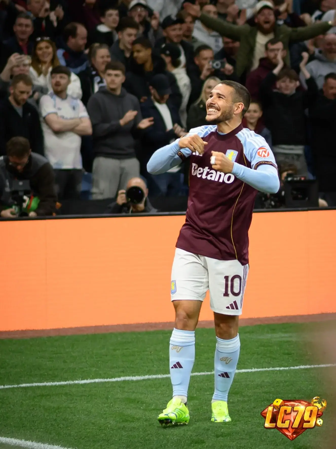 Emiliano Buendia trong màu áo Aston Villa, ảnh Wikimedia Commons đã đóng watermark LC79