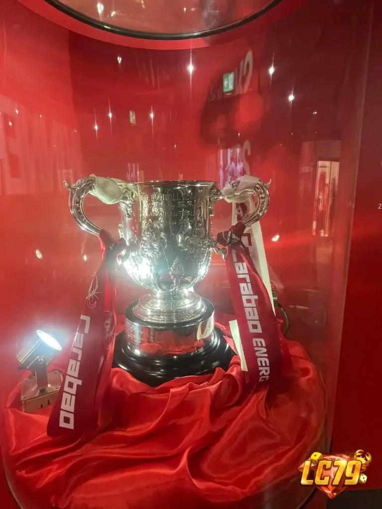 Cúp EFL Cup trong bảo tàng Liverpool, ảnh Wikimedia Commons đã đóng watermark LC79