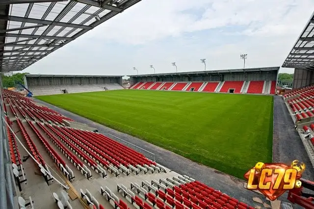 Leigh Sports Village sân nhà Manchester United Women, ảnh Wikimedia Commons đã đóng watermark LC79