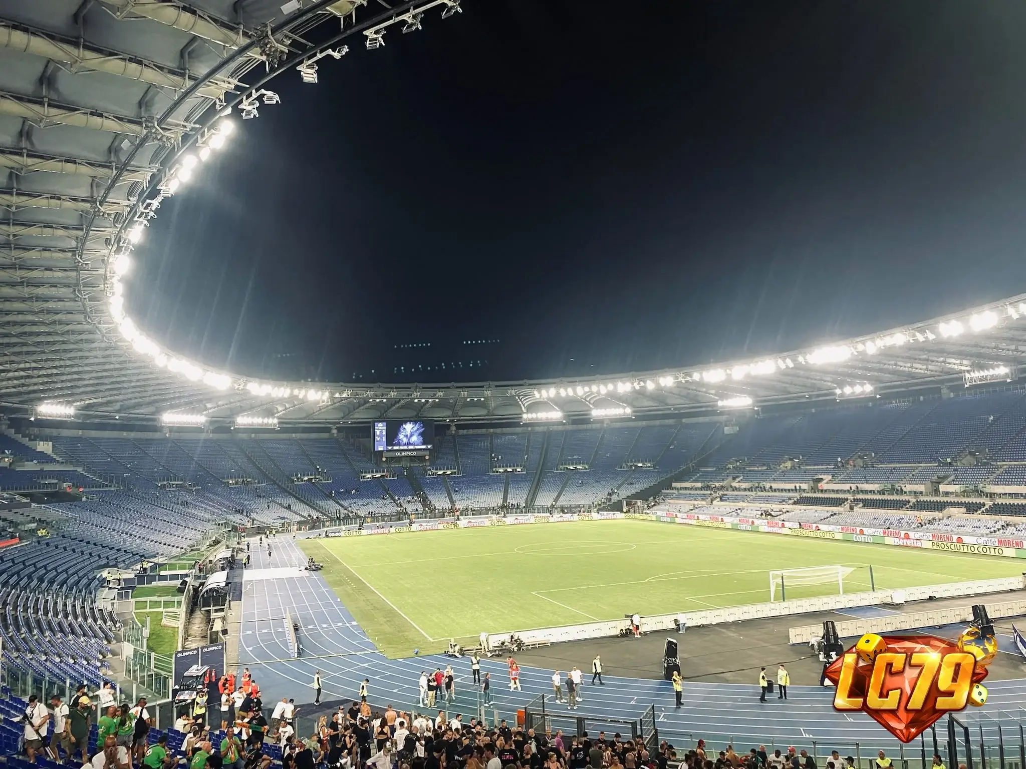Stadio Olimpico trong một trận Lazio, ảnh Wikimedia Commons đã watermark LC79