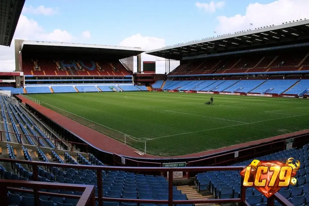 Villa Park trong góc đọc trận Aston Villa 1-2 Nottingham Forest, ảnh Wikimedia Commons đã đóng watermark LC79
