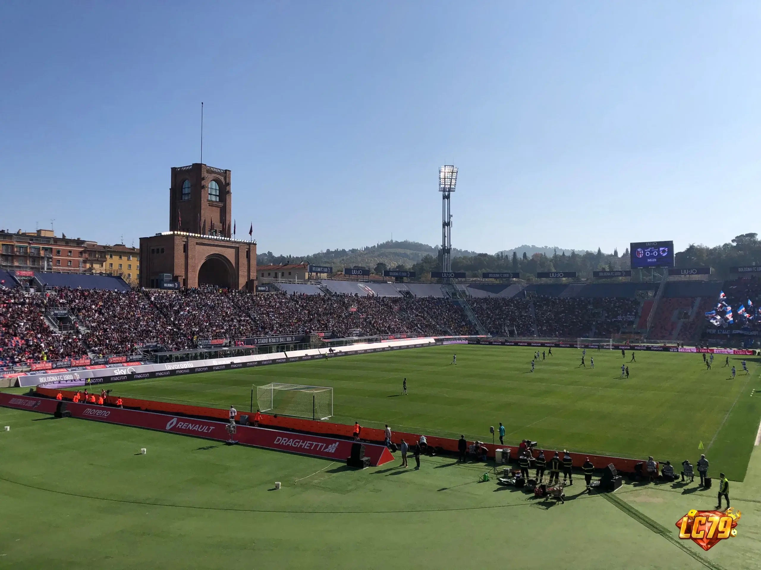 Stadio Renato Dall'Ara trước trận Ý vs Türkiye 5/10, ảnh Wikimedia Commons đã gắn watermark LC79